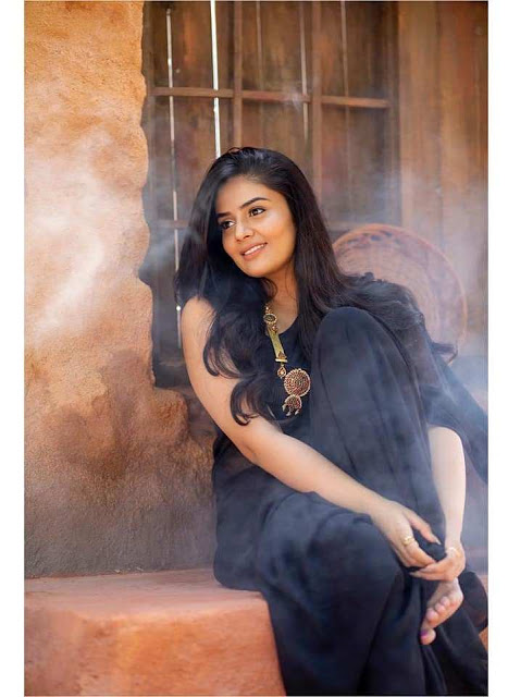 Beautiful Anchor SreeMukhi Hot In Black Saree 3